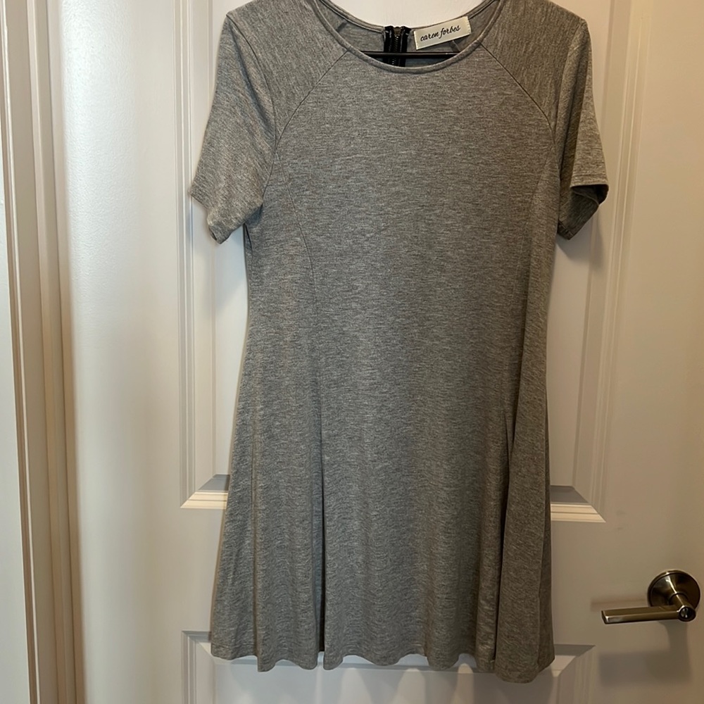 Short casual dress in grey- simple and dainty